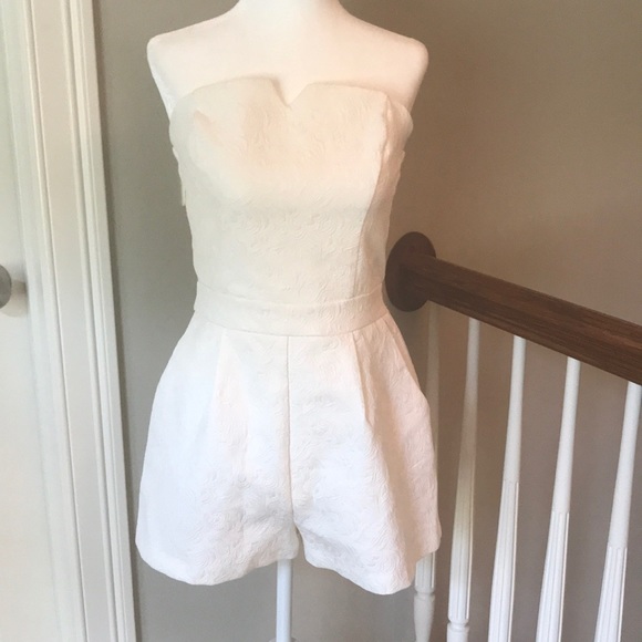 Pants - White Strapless Lace Textured Fitted Romper With Zipper Closure Size Medium
